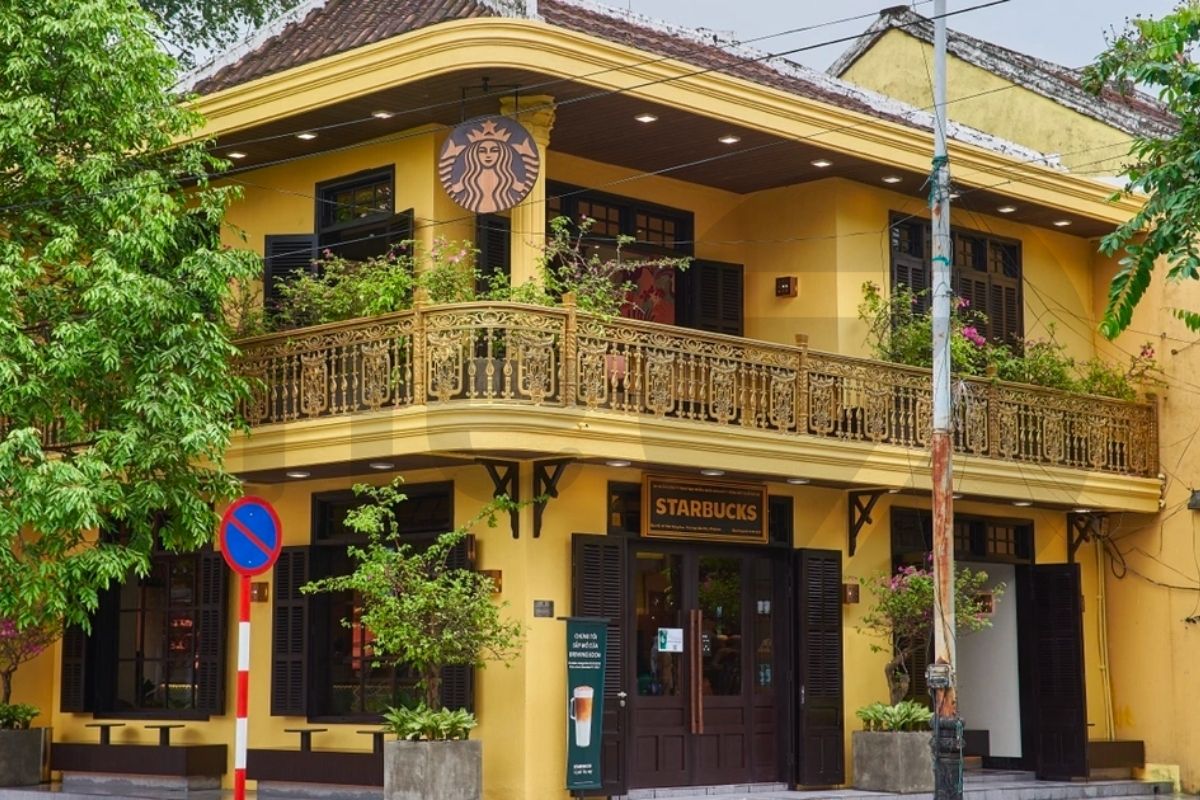 Không gian một cửa hàng Starbuck tại khu phố cổ Hội An, Quảng Nam, Việt Nam