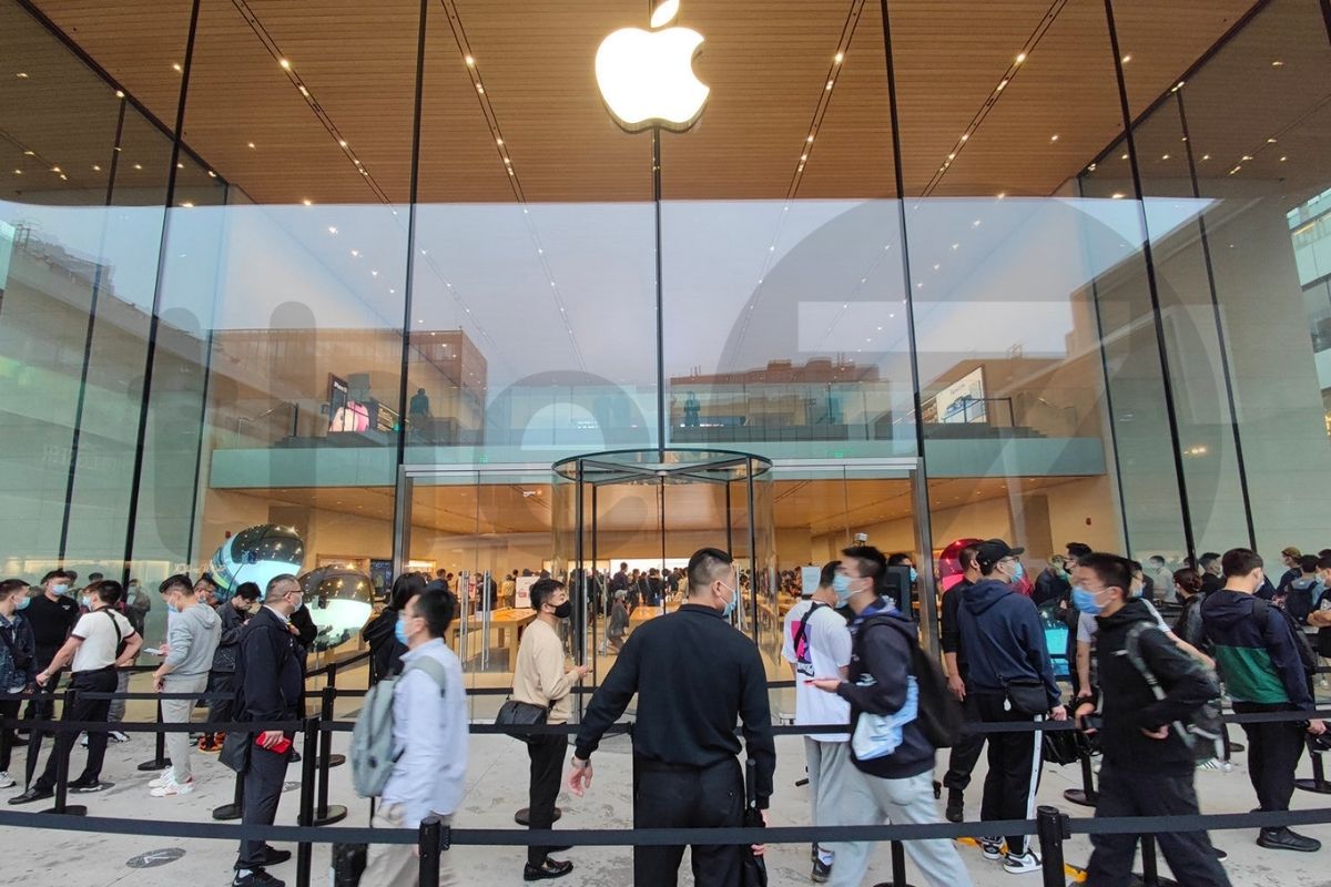Hàng dài người xếp hàng chờ đợi sản phẩm mới của Apple