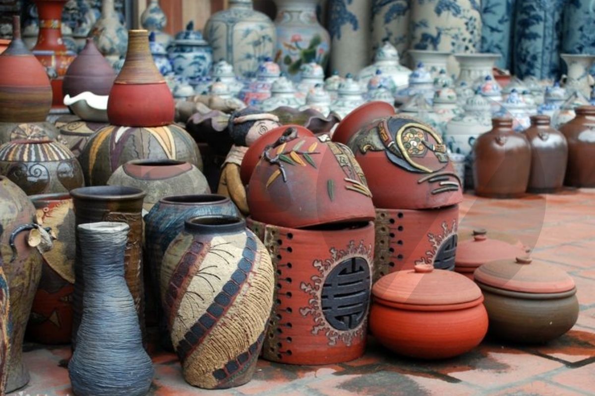 Gốm Bát Tràng là tên gọi chung của các loại đồ gốm được sản xuất tại làng Bát Tràng, xã Bát Tràng