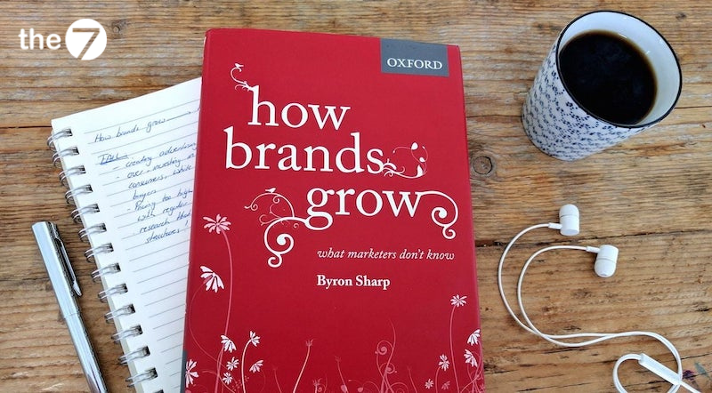 "How Brands Grow" của Byron Sharp nổi lên như một quyển sách đột phá, được mệnh danh là "kinh thánh tiếp thị".