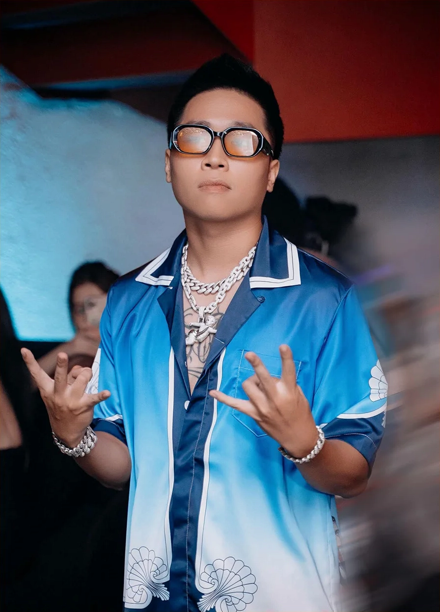 24K Right là một trong ba nghệ sĩ Việt Nam ký hợp đồng với DefJam Recordings