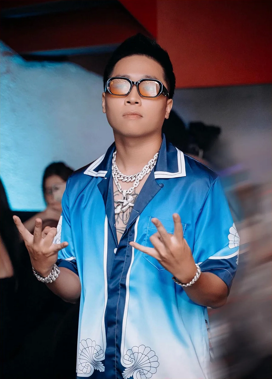 24K Right là một trong ba nghệ sĩ Việt Nam ký hợp đồng với Def Jam Recordings