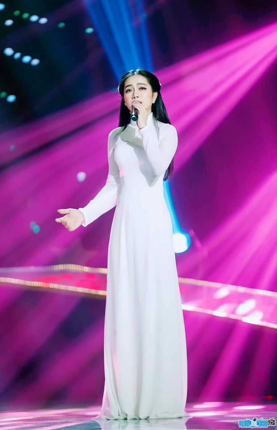 9X female singer impressed the audience at the Solo show with Bolero