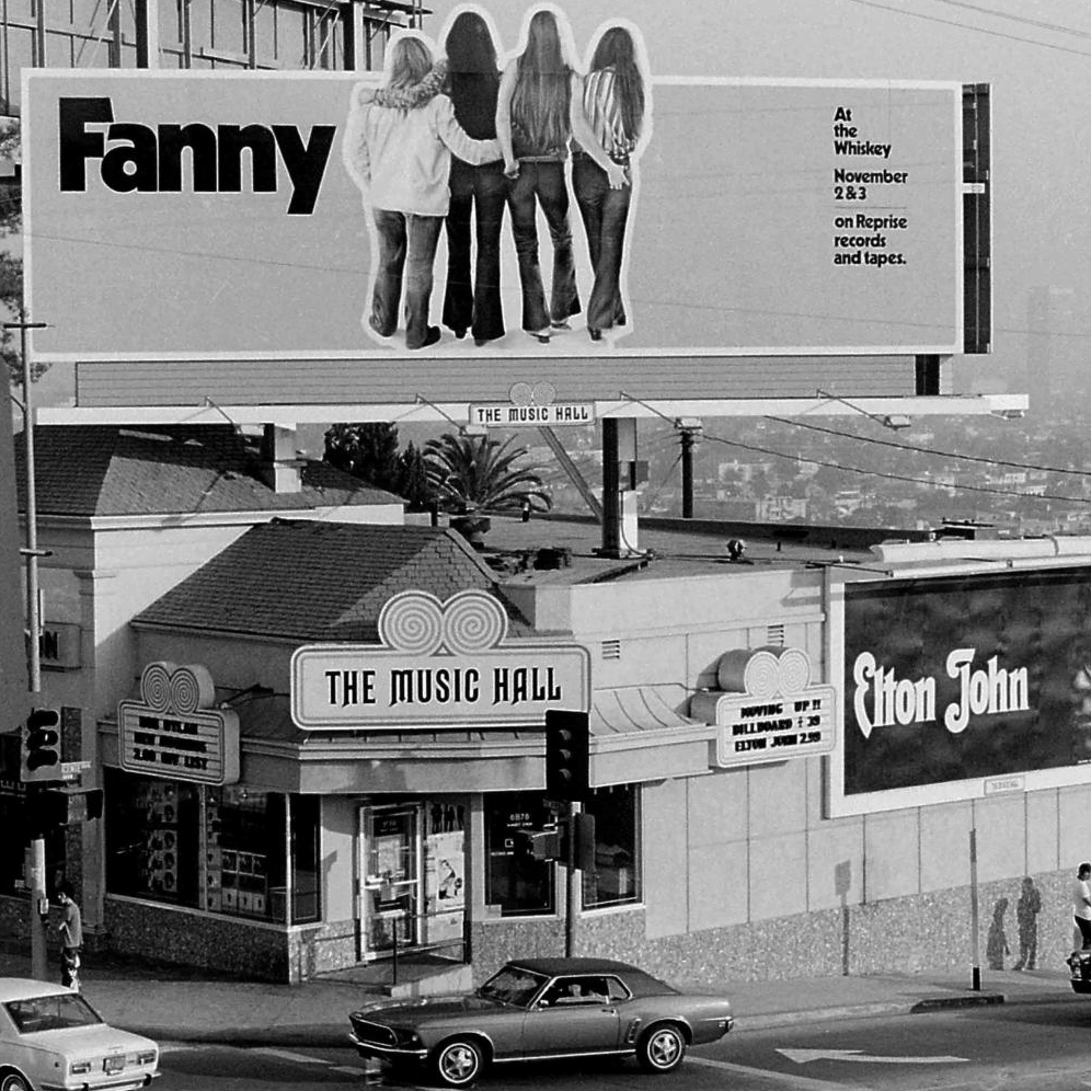 Ảnh đen trắng về bảng quảng cáo Fanny ở Los Angeles.