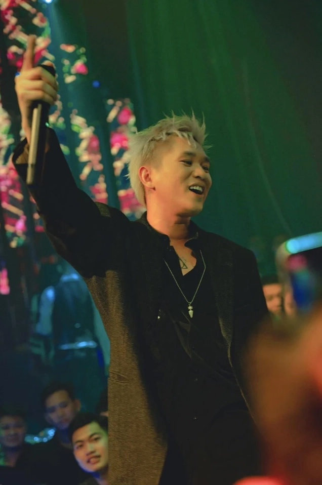 B Ray trong một buổi biểu diễn