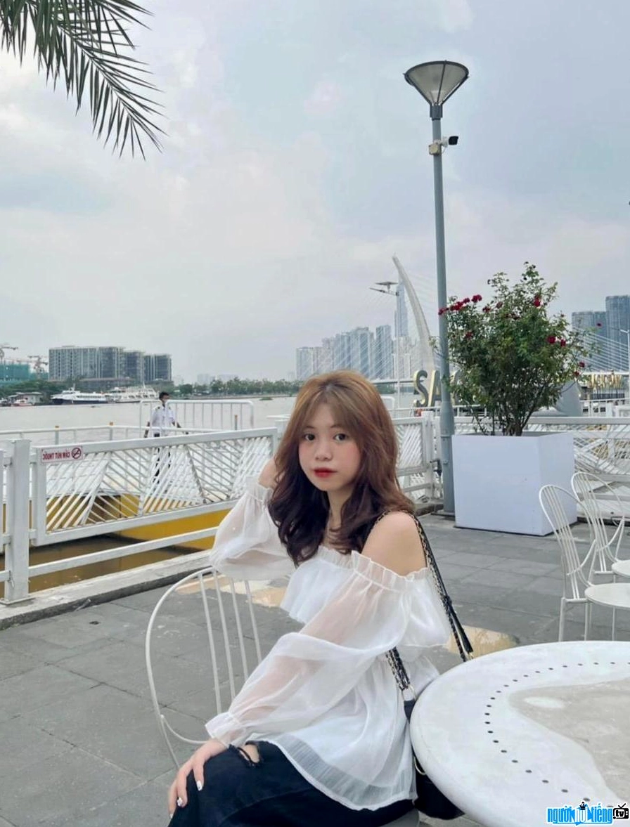 Bé Quỳnh FF cười tươi và tràn đầy năng lượng