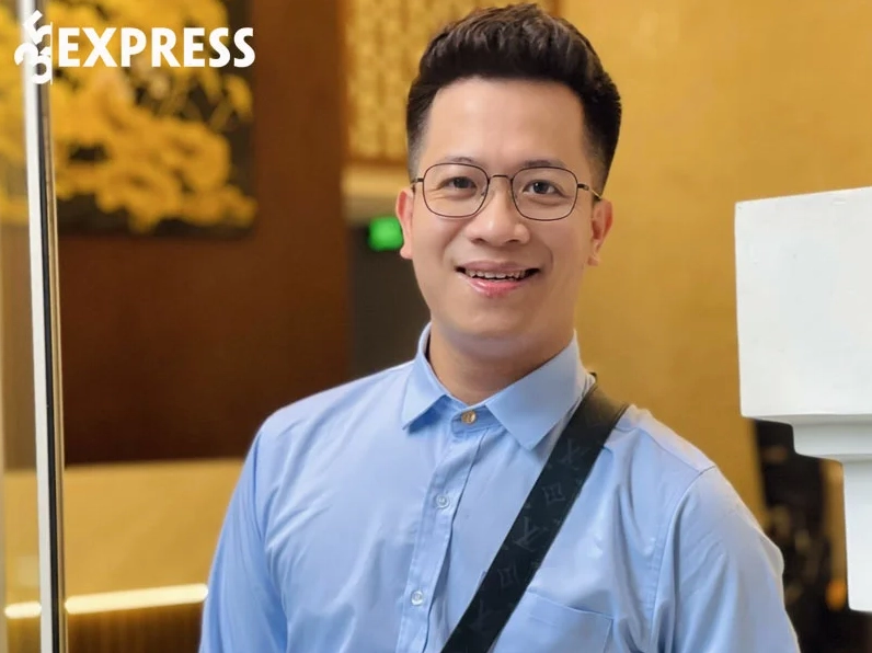 BLV Anh Quân đang bình luận trực tiếp một trận đấu bóng đá hấp dẫn