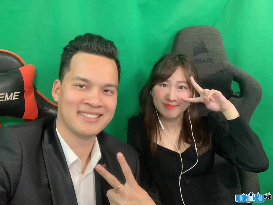 Bộ Bim và bà xã xinh đẹp trong buổi livestream