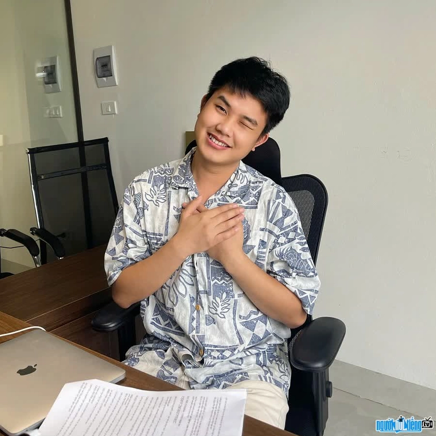 Bqthanh tạo dáng trước máy quay