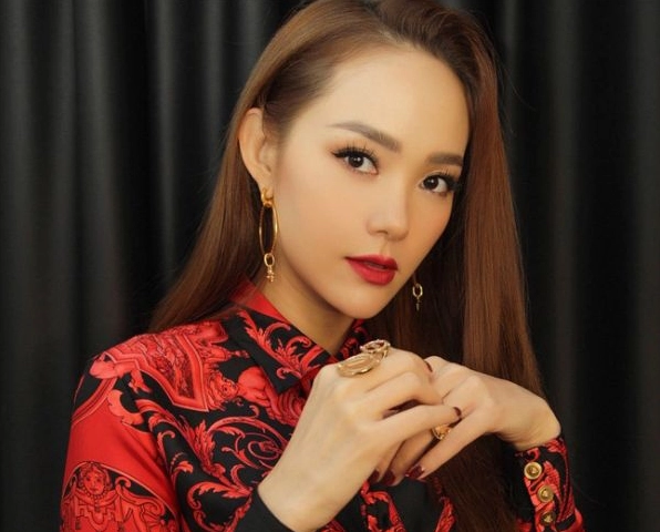Ca sĩ biểu diễn trên sân khấu