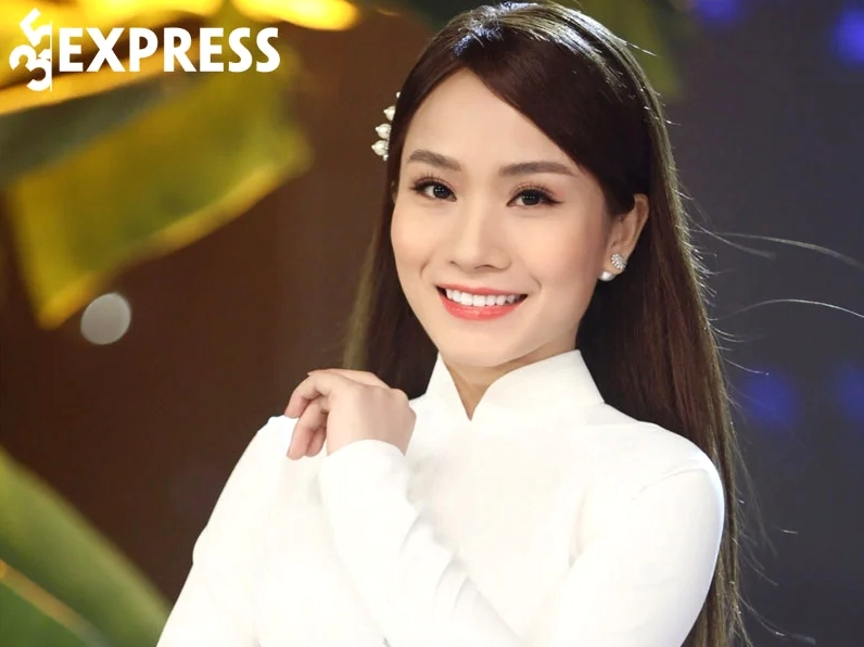 Ca sĩ Hồ Phương Liên với nụ cười rạng rỡ