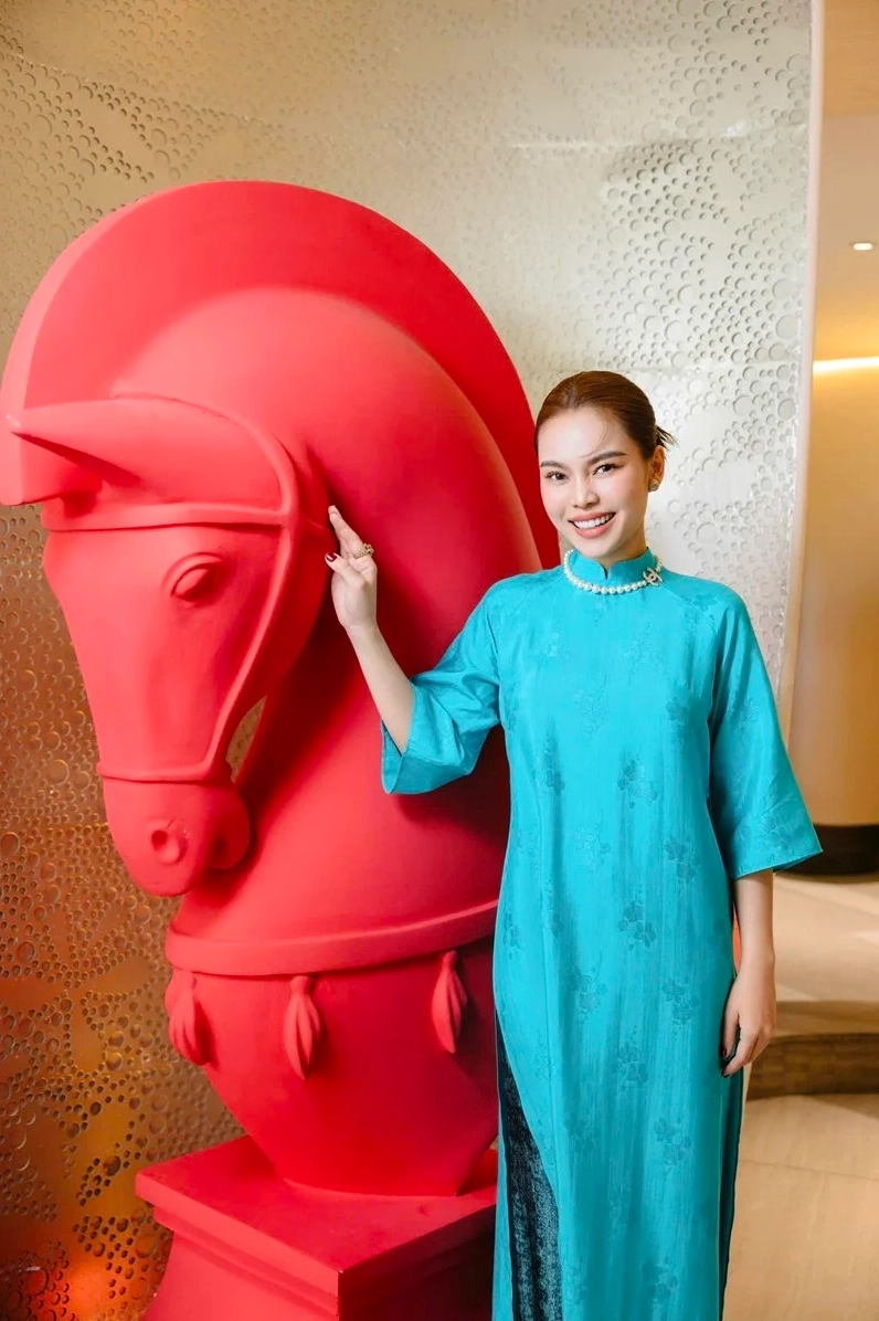 Ca sĩ Hồng Phượng với trang phục biểu diễn