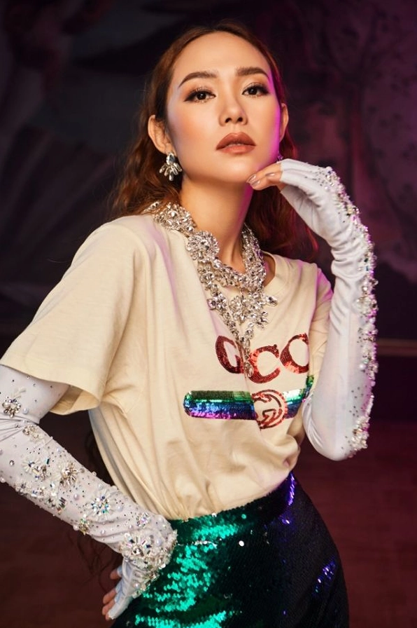 Ca sĩ Khánh An thể hiện tình cảm qua bài hát