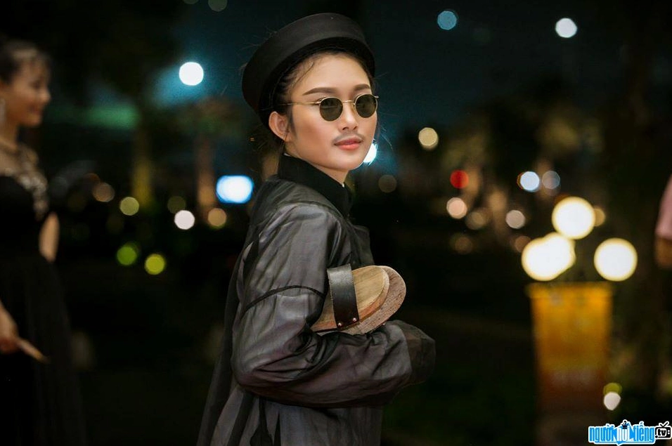 Ca sĩ Thanh Quý trong một trang phục biểu diễn độc đáo.