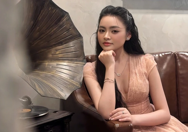 Ca sĩ Thu Hường: Tốt nghiệp thủ khoa, kiên định với dòng nhạc bolero