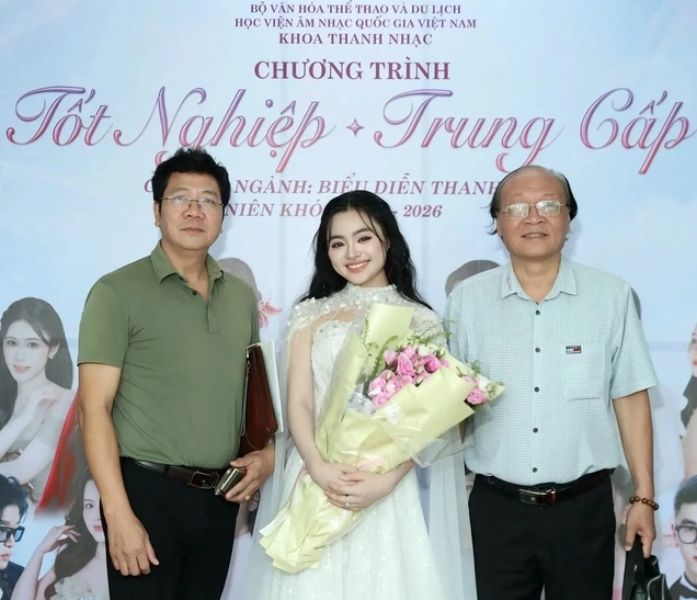 Ca sĩ Thu Hường: Tốt nghiệp thủ khoa, kiên định với dòng nhạc bolero