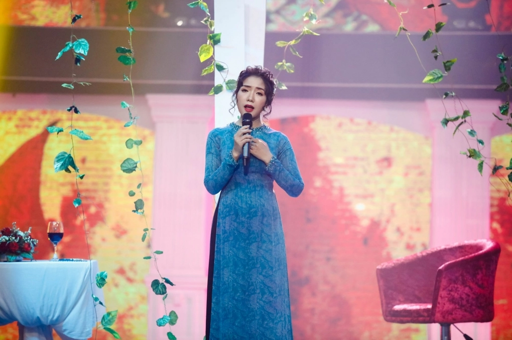 Ca sĩ Thúy Huyền trong buổi ra mắt MV mới