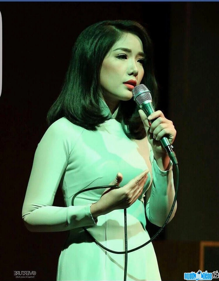Ca sĩ Thúy Huyền trong một buổi biểu diễn đầy cảm xúc