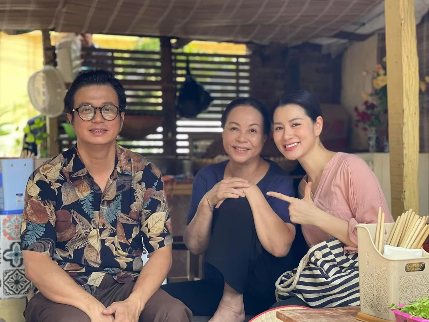 Cảnh phim Thương Ngày Nắng Về với diễn viên Huyền Trang