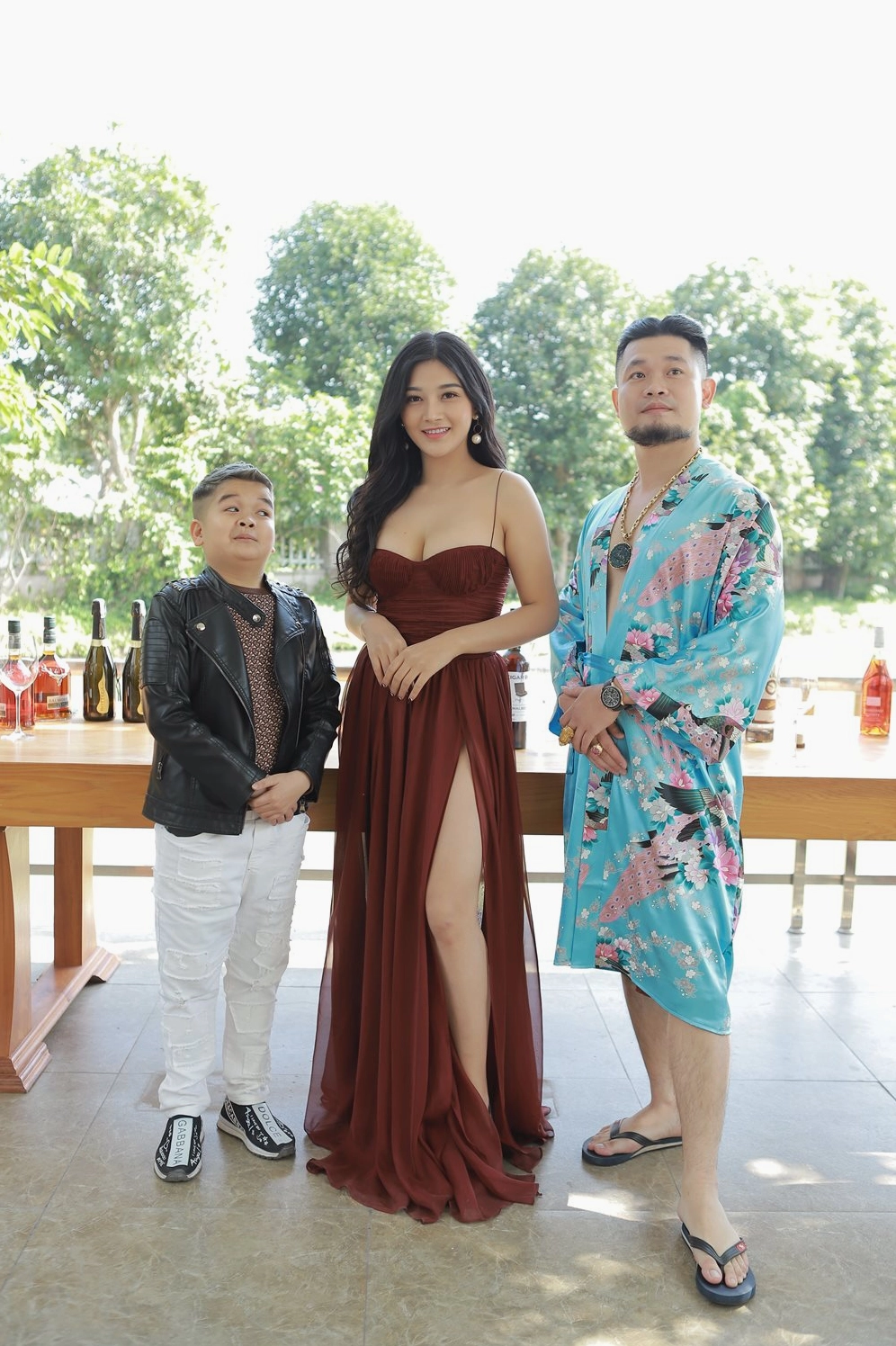 Cặp đôi diễn viên Cu Thóc và Cường Cá trong sản phẩm này có nhiều cảnh quay với các hot girl nóng bỏng.