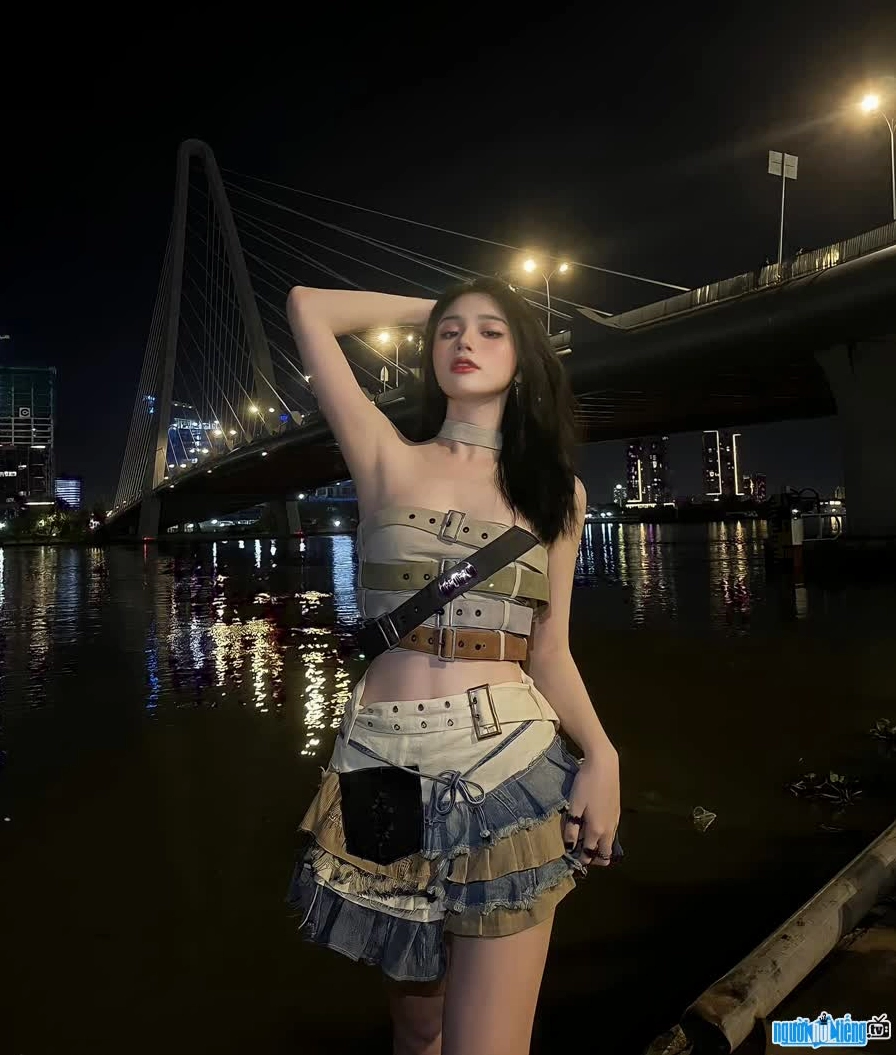 Cô ấy gây ấn tượng với phong cách thời trang quyến rũ và cá tính