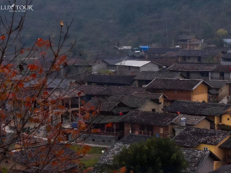 Con đường dẫn lên cột cờ Lũng Cú giữa cảnh quan núi đá