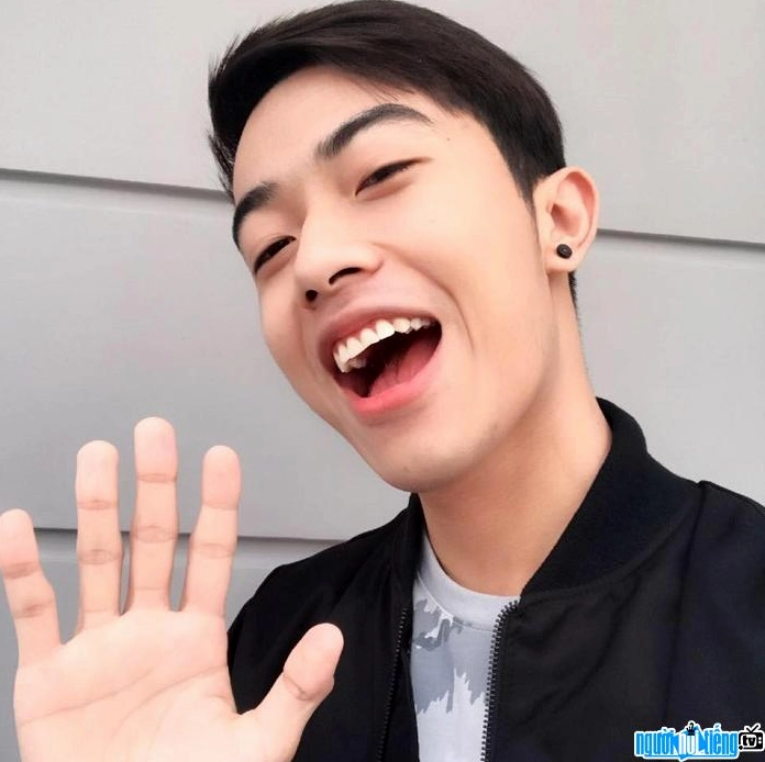 Cris Phan và bạn bè trong một buổi giao lưu vui vẻ