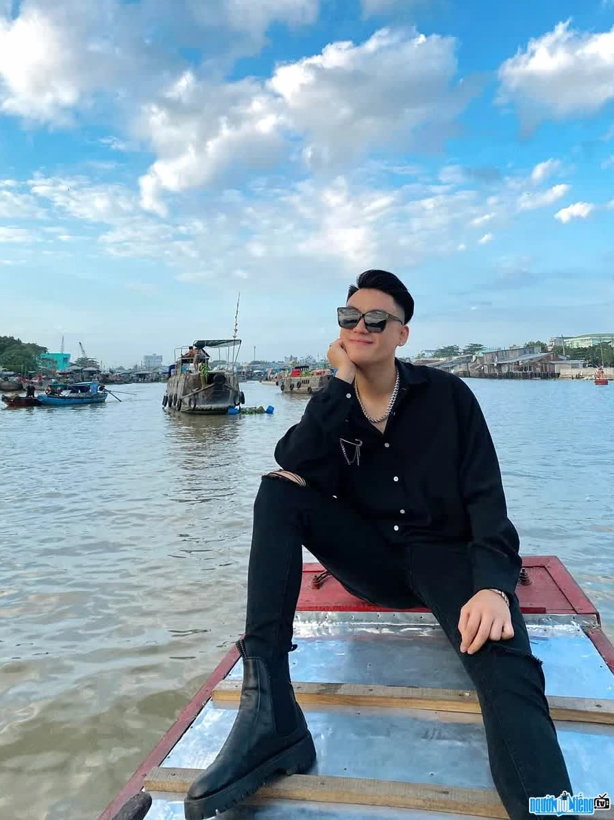 Đại An tạo dáng với phong cách cá tính