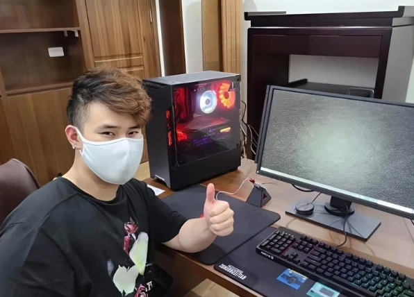 Dev Nguyễn trong một buổi livestream thu hút hàng triệu view