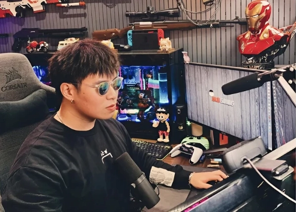 Dev Nguyễn với phong thái tự tin trên sóng livestream