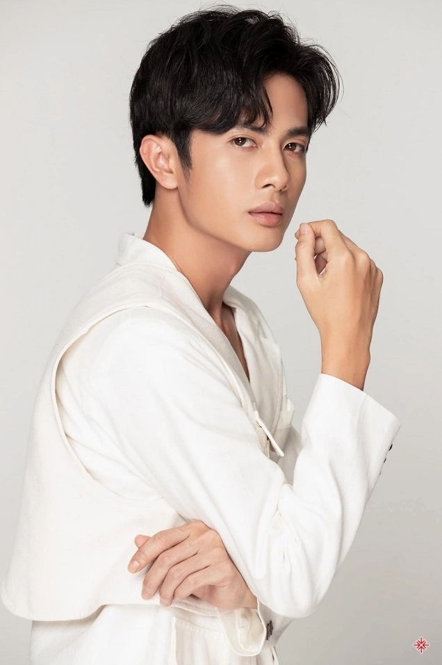 Diễn viên Huỳnh Phương sở hữu gương mặt điển trai cùng chiều cao nổi bật.