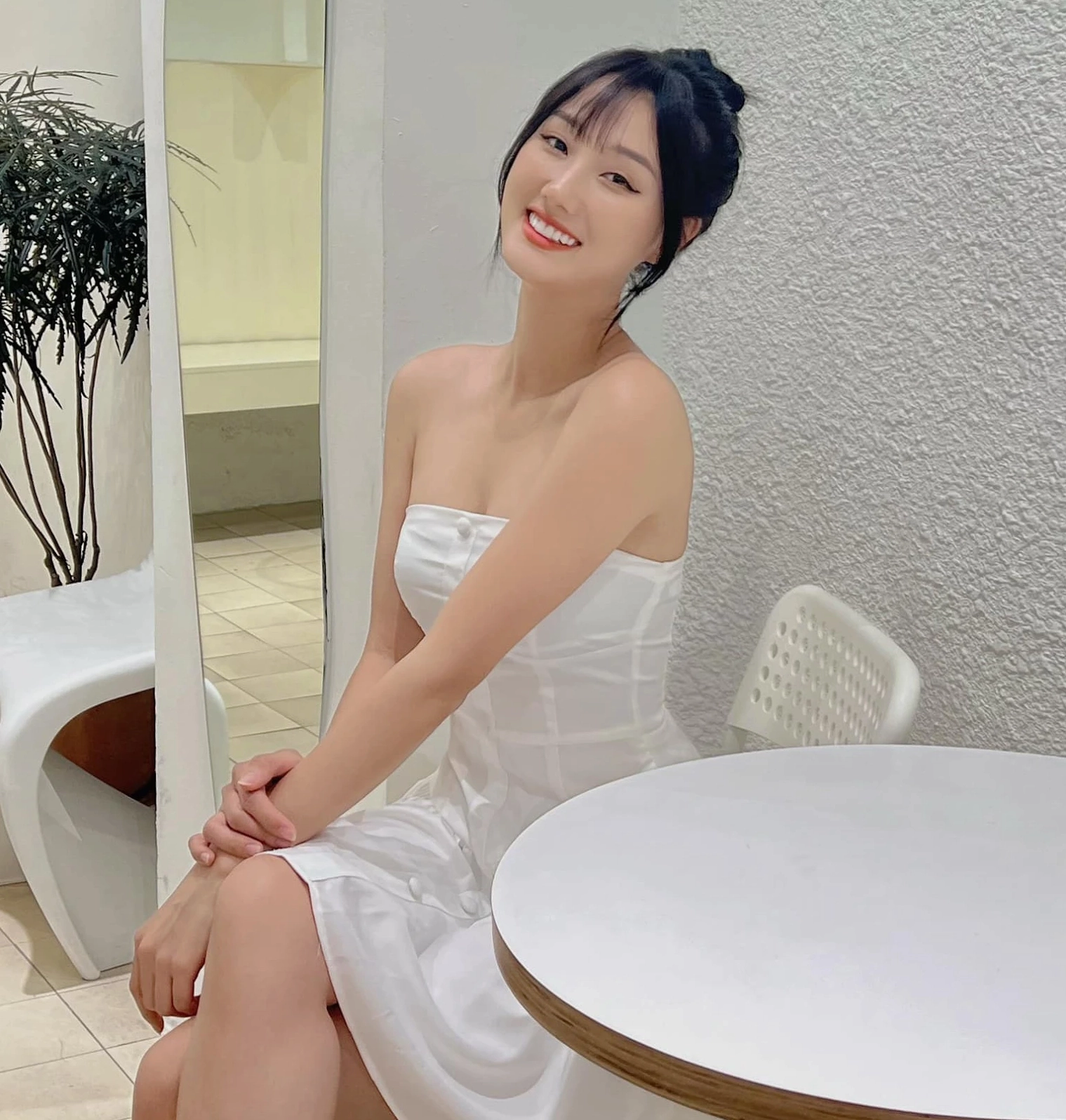 Diễn viên Khánh Ly trong phim Đi giữa trời rực rỡ