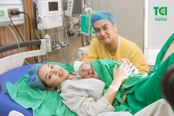 Diễn viên Phạm Anh Tuấn đưa vợ đi sinh