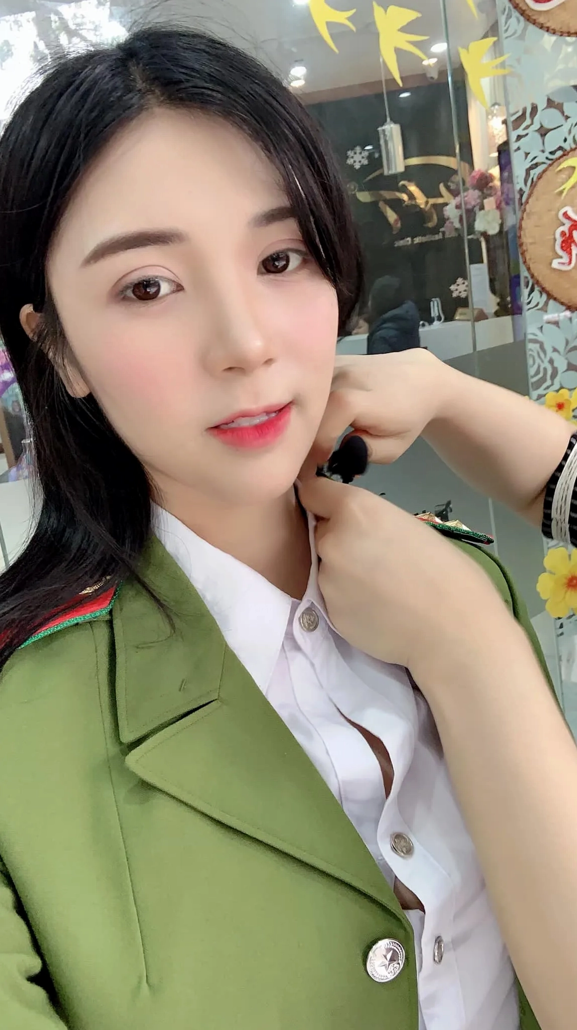 Diễn viên Thanh Bi trên phim trường Bão ngầm