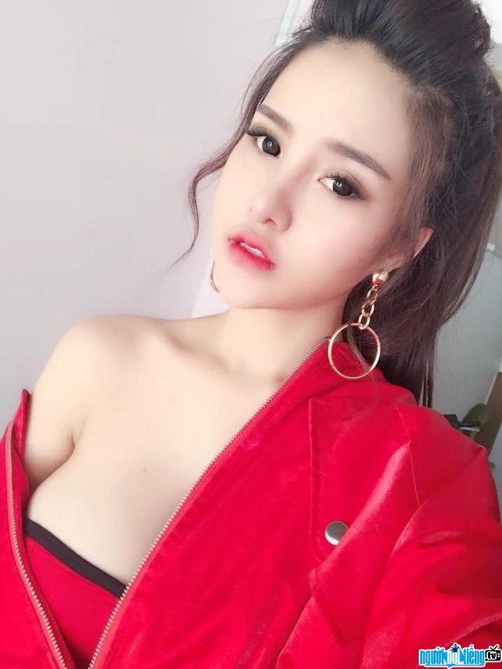 DJ Linh Kem biểu diễn với DJ set