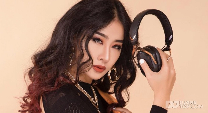 DJ Oxy biểu diễn trên sân khấu