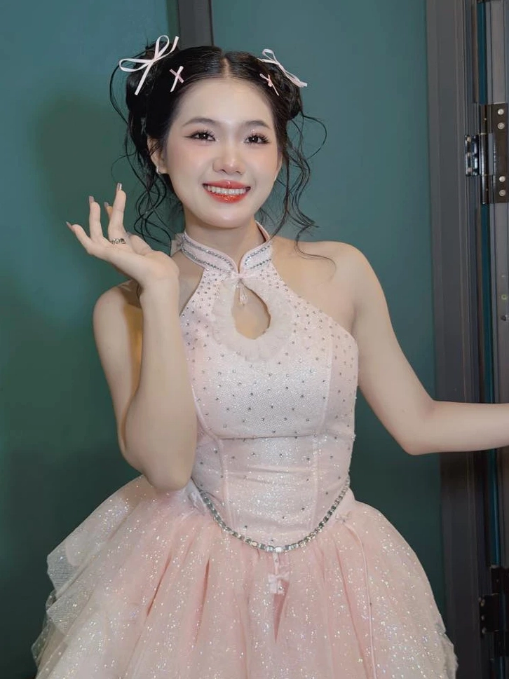 Dương Ái Vy trong một buổi biểu diễn