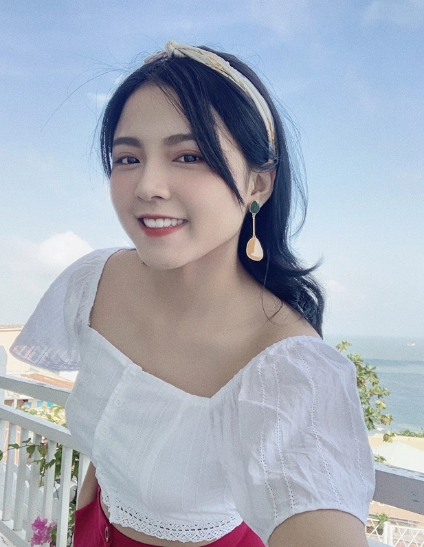 Dương Gia Mỹ với nhan sắc cuốn hút