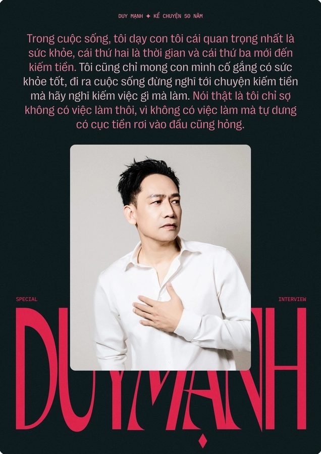 Duy Mạnh chụp ảnh kỷ niệm