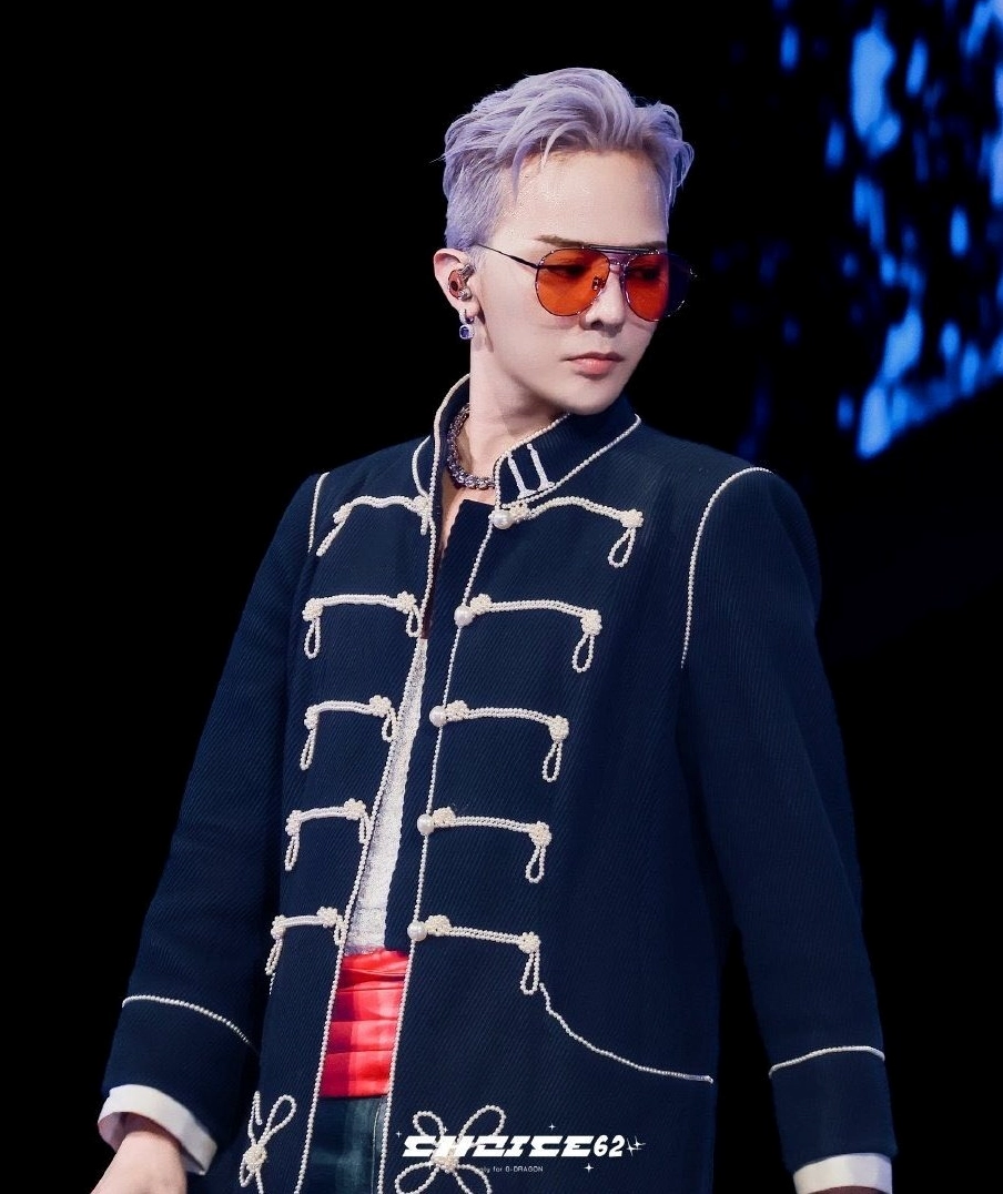 G-Dragon trong một buổi biểu diễn cá nhân