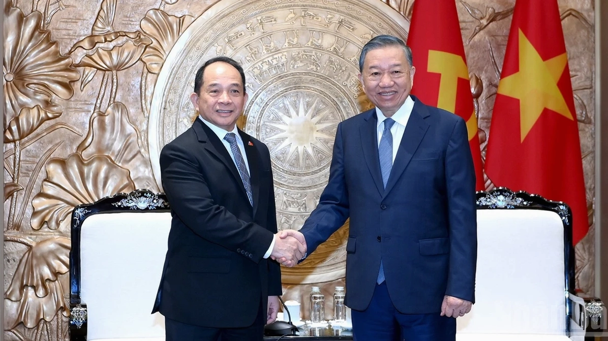 Gặp gỡ quan chức cấp cao - Tin tức chính trị có thể đi kèm thông tin thời gian