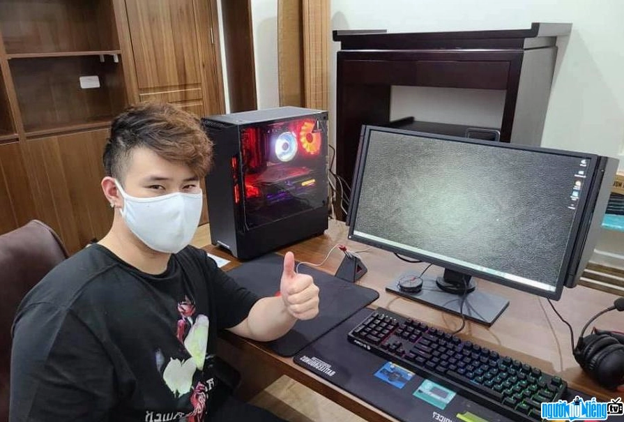 Góc làm việc của streamer Dev Nguyen