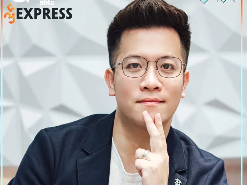 Góc nhìn cận cảnh BLV Anh Quân với phong thái chuyên nghiệp