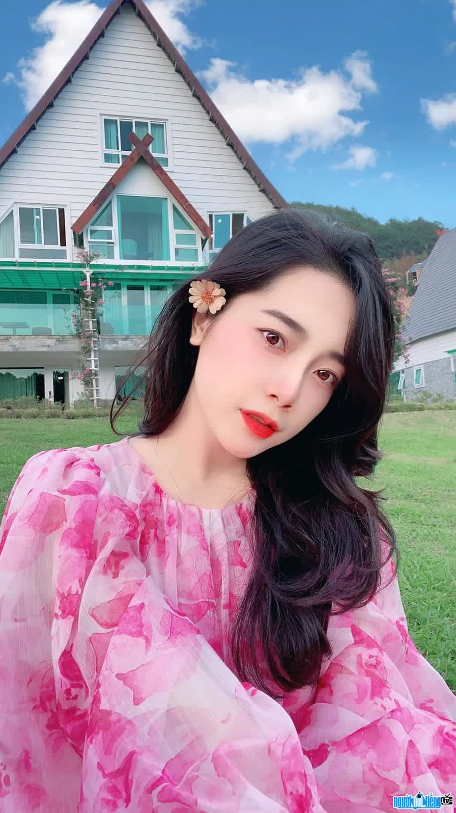 Hanh An scored in the hearts of fans with her sweet voice and pretty face