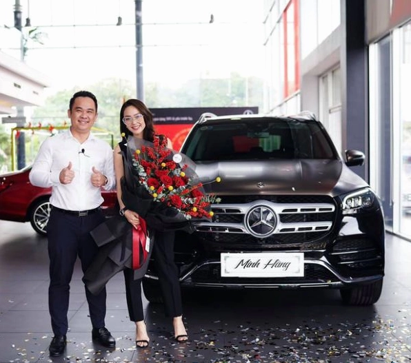Hình ảnh ca sĩ Khánh An với trang phục biểu diễn ấn tượng