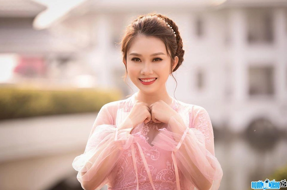 Hình ảnh ca sĩ Thanh Quý với nụ cười rạng rỡ.