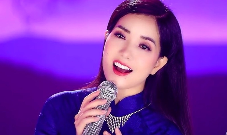 Hình ảnh ca sĩ Thúy Huyền với nụ cười rạng rỡ