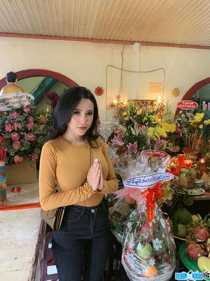Hình ảnh diễn viên Viên Vibi đi lễ chùa