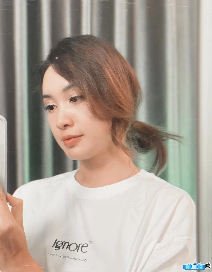 Hình ảnh đời thường của Mây Schannel thể hiện sự trẻ trung và năng động.