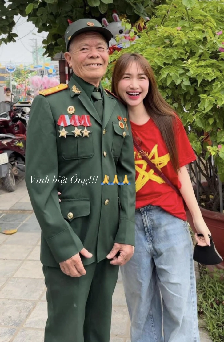 Hình ảnh gia đình Hòa Minzy trong thời gian tang lễ